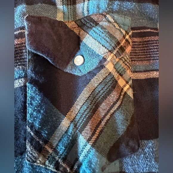 Wrangler Pearl Snap Button up in blue plaid- Size Large - Picture 3 of 4